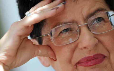 75岁政治家泳池素颜摆姿势，引发热议
